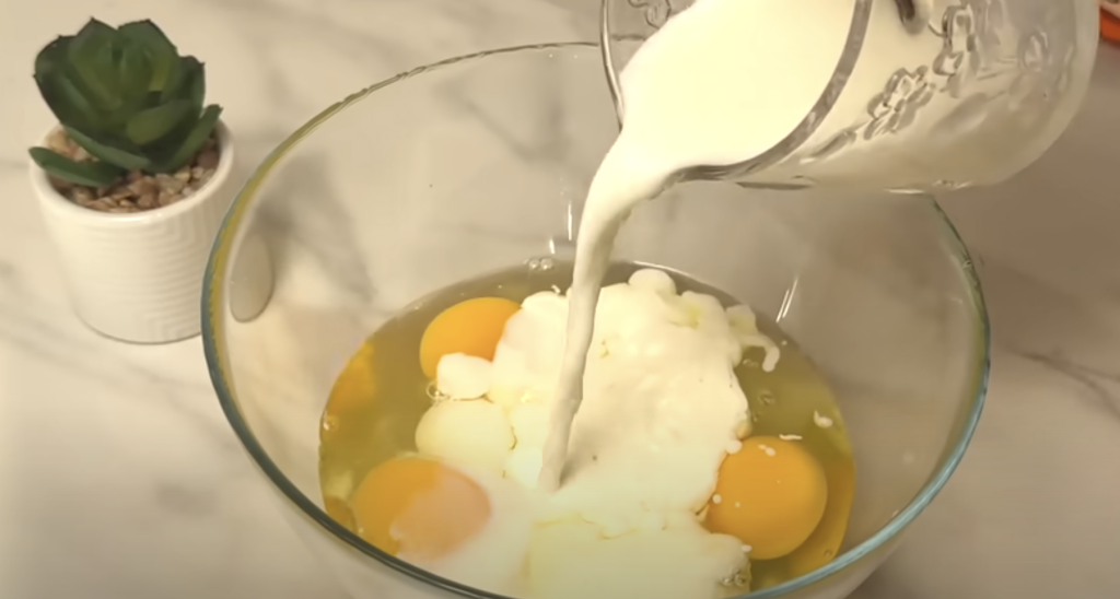 Smetanový tvarohový koláč s višněmi – vláčný, rychlý a osvěžující recept