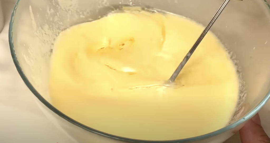 Smetanový tvarohový koláč s višněmi – vláčný, rychlý a osvěžující recept