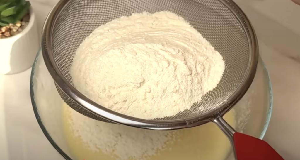 Smetanový tvarohový koláč s višněmi – vláčný, rychlý a osvěžující recept