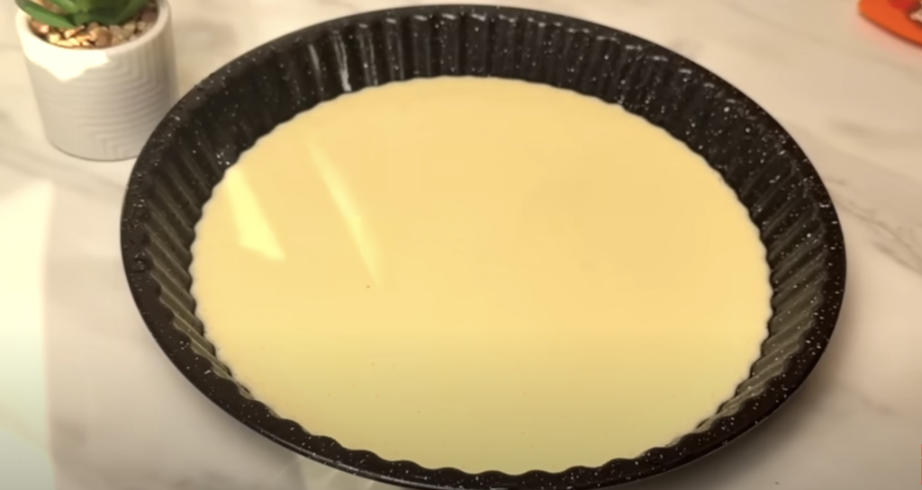 Smetanový tvarohový koláč s višněmi – vláčný, rychlý a osvěžující recept