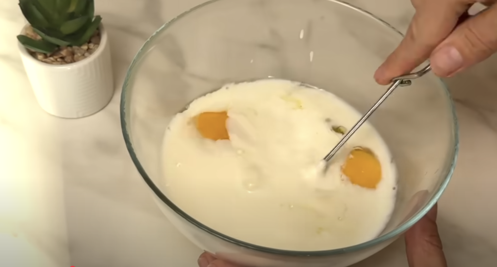 Smetanový tvarohový koláč s višněmi – vláčný, rychlý a osvěžující recept