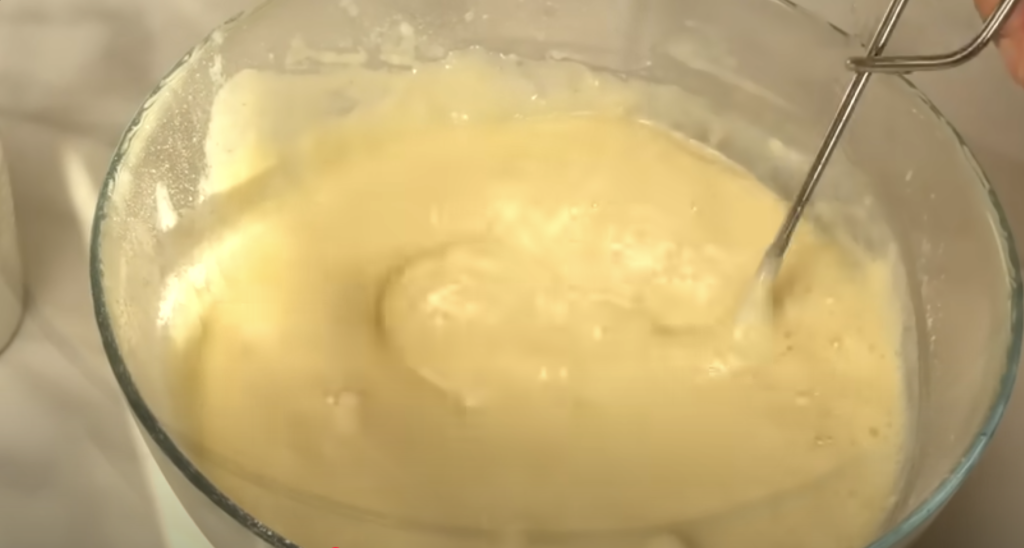 Smetanový tvarohový koláč s višněmi – vláčný, rychlý a osvěžující recept