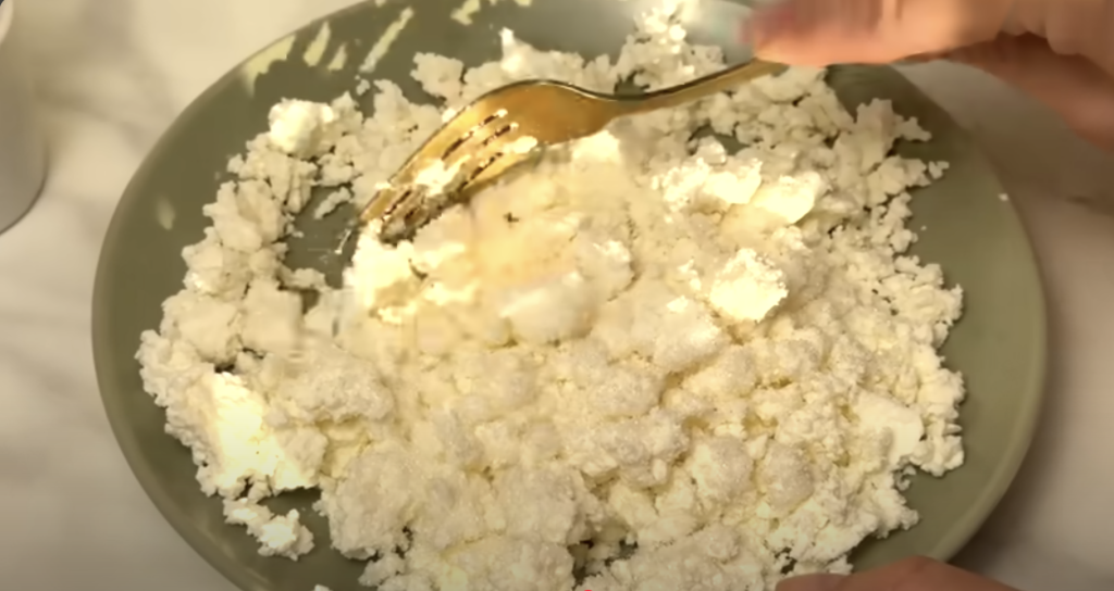 Smetanový tvarohový koláč s višněmi – vláčný, rychlý a osvěžující recept