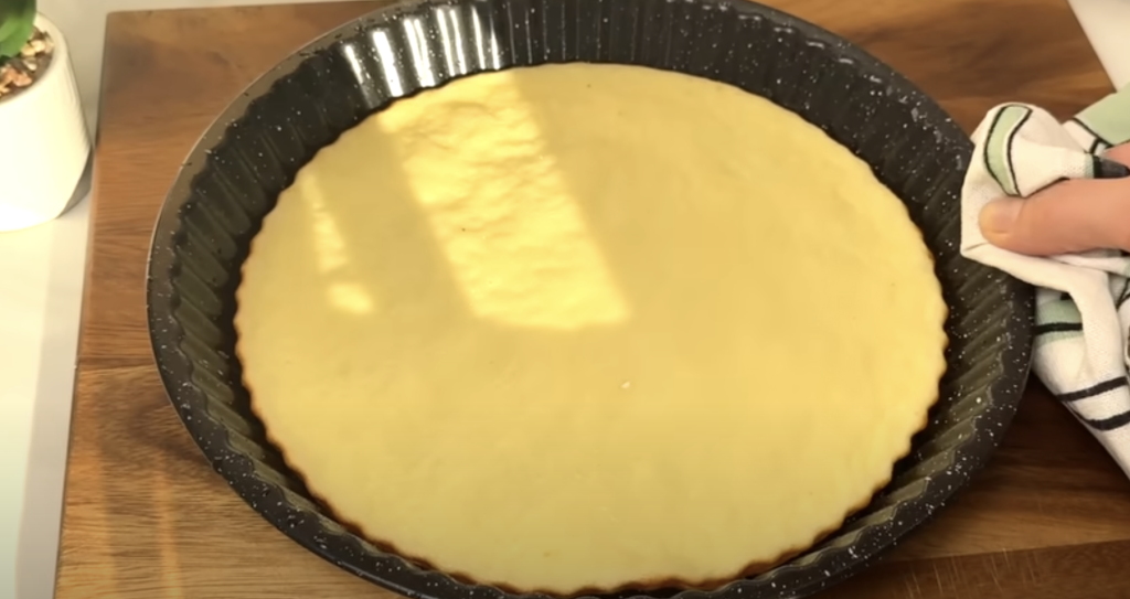 Smetanový tvarohový koláč s višněmi – vláčný, rychlý a osvěžující recept