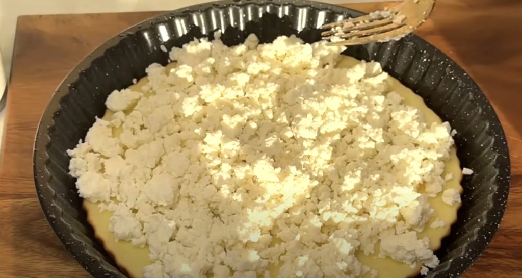 Smetanový tvarohový koláč s višněmi – vláčný, rychlý a osvěžující recept