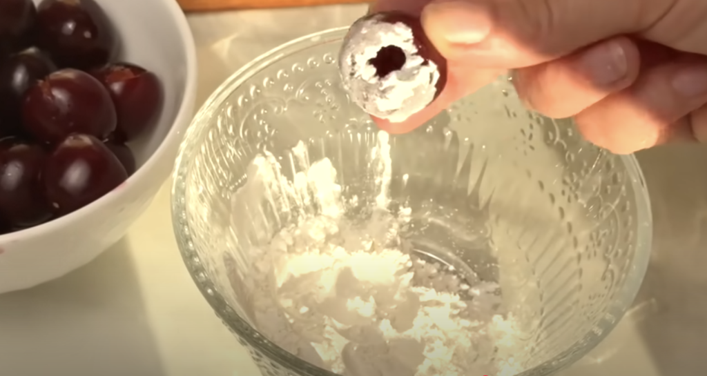 Smetanový tvarohový koláč s višněmi – vláčný, rychlý a osvěžující recept