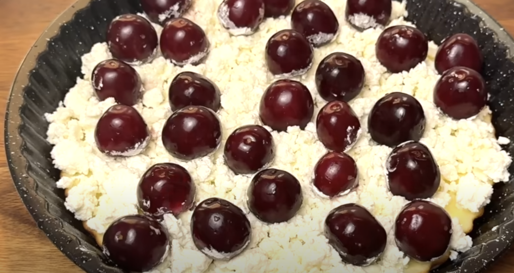 Smetanový tvarohový koláč s višněmi – vláčný, rychlý a osvěžující recept