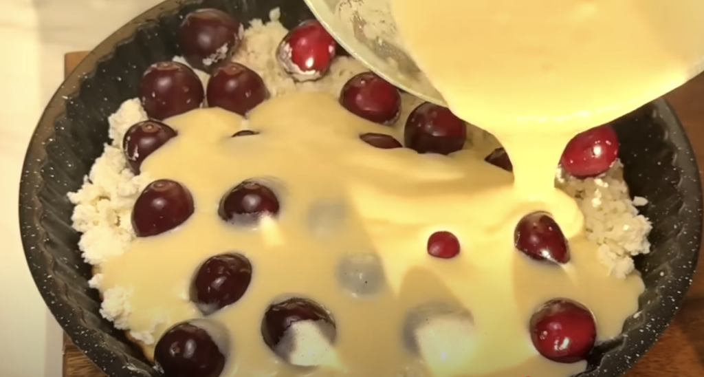 Smetanový tvarohový koláč s višněmi – vláčný, rychlý a osvěžující recept