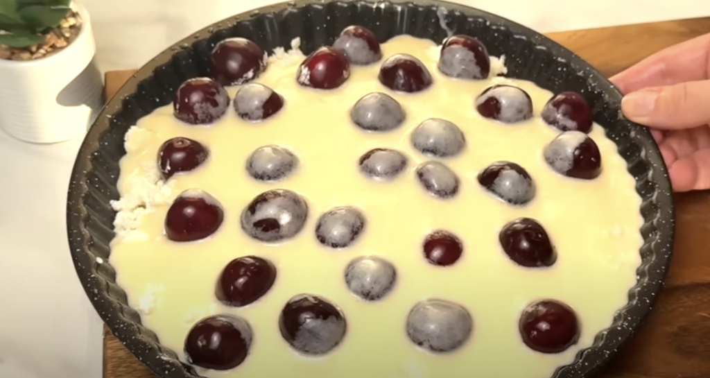 Smetanový tvarohový koláč s višněmi – vláčný, rychlý a osvěžující recept