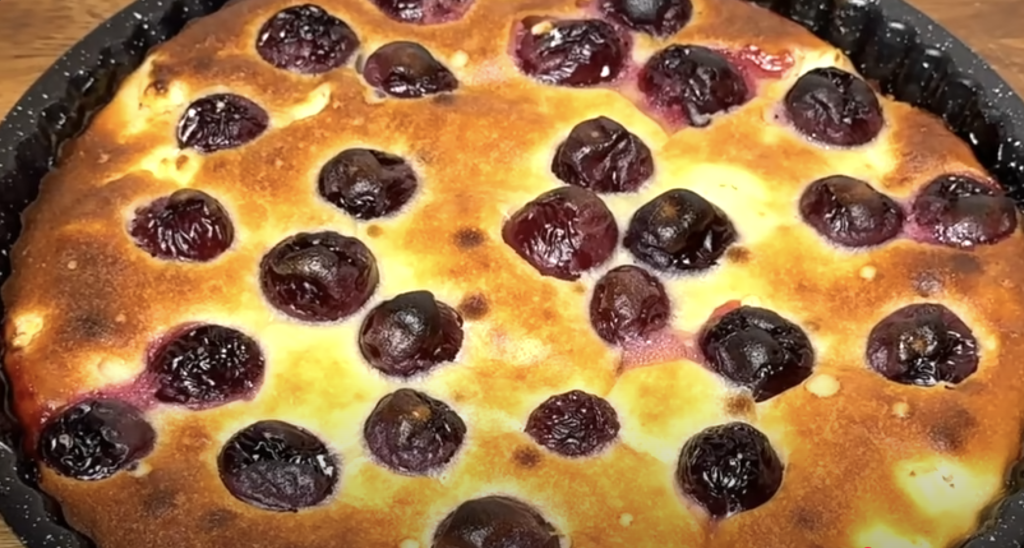 Smetanový tvarohový koláč s višněmi – vláčný, rychlý a osvěžující recept