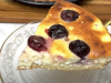 Smetanový tvarohový koláč s višněmi – vláčný, rychlý a osvěžující recept