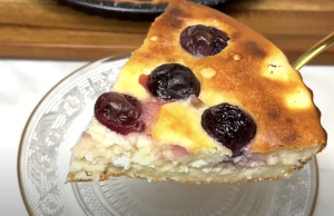 Smetanový tvarohový koláč s višněmi – vláčný, rychlý a osvěžující recept
