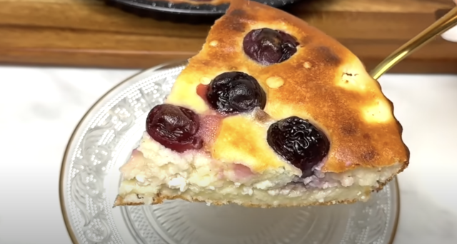 Smetanový tvarohový koláč s višněmi – vláčný, rychlý a osvěžující recept