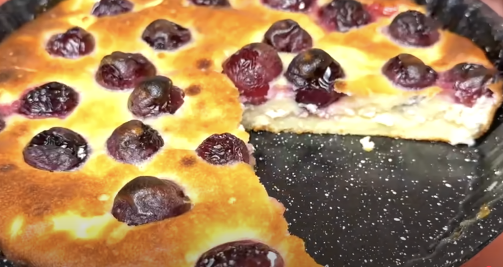 Smetanový tvarohový koláč s višněmi – vláčný, rychlý a osvěžující recept