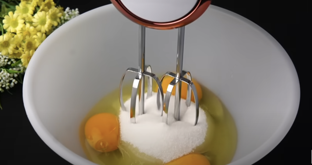 Lehoučký jogurtový koláč s krémovou náplní, borůvkami a drobenkou – recept krok za krokem