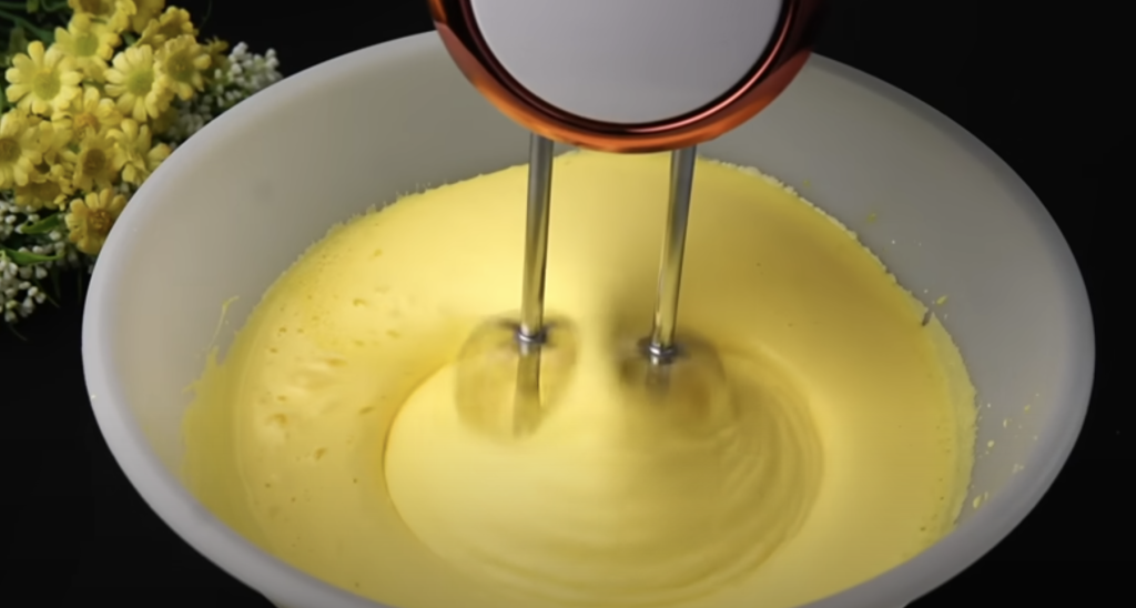 Lehoučký jogurtový koláč s krémovou náplní, borůvkami a drobenkou – recept krok za krokem