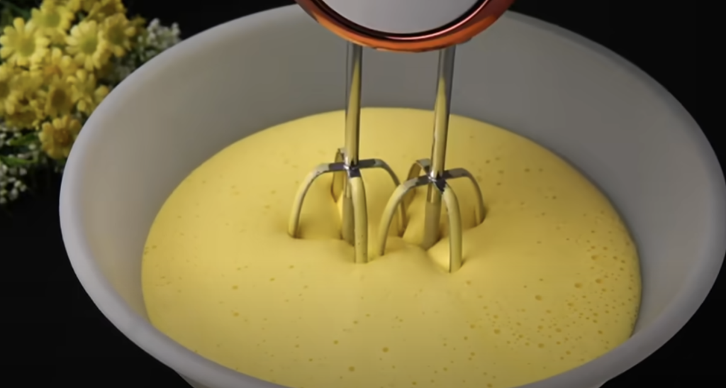 Lehoučký jogurtový koláč s krémovou náplní, borůvkami a drobenkou – recept krok za krokem