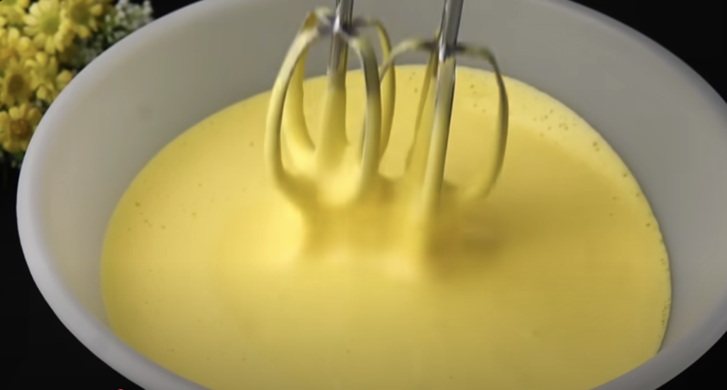 Lehoučký jogurtový koláč s krémovou náplní, borůvkami a drobenkou – recept krok za krokem