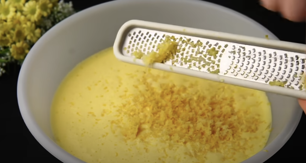 Lehoučký jogurtový koláč s krémovou náplní, borůvkami a drobenkou – recept krok za krokem