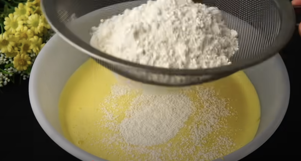 Lehoučký jogurtový koláč s krémovou náplní, borůvkami a drobenkou – recept krok za krokem