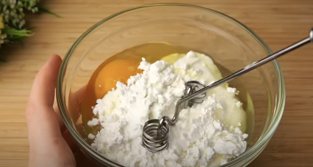 Lehoučký jogurtový koláč s krémovou náplní, borůvkami a drobenkou – recept krok za krokem