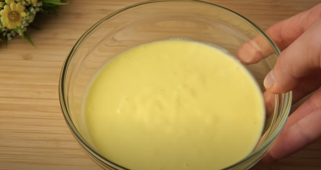 Lehoučký jogurtový koláč s krémovou náplní, borůvkami a drobenkou – recept krok za krokem