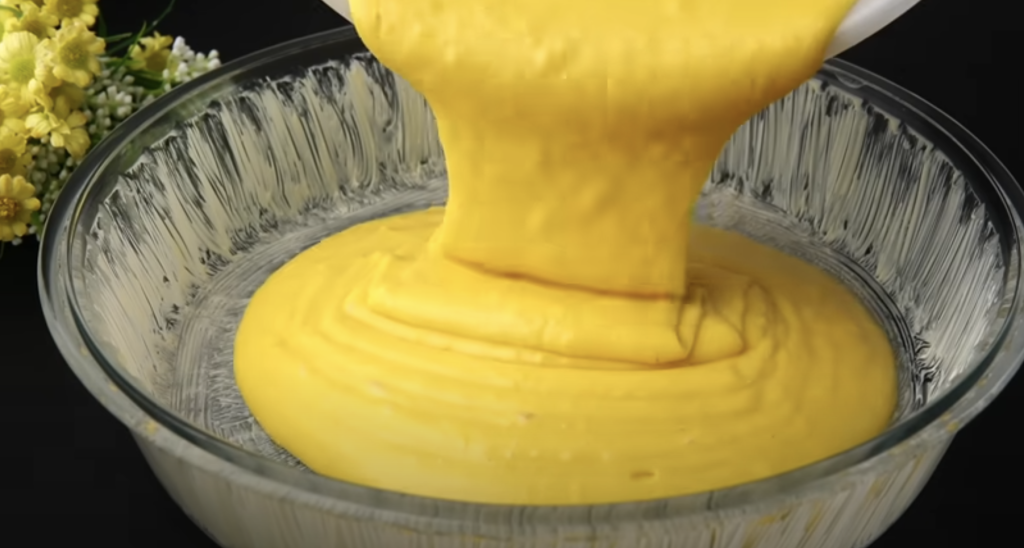 Lehoučký jogurtový koláč s krémovou náplní, borůvkami a drobenkou – recept krok za krokem