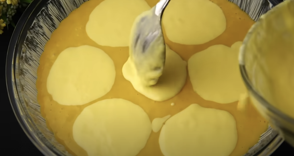 Lehoučký jogurtový koláč s krémovou náplní, borůvkami a drobenkou – recept krok za krokem