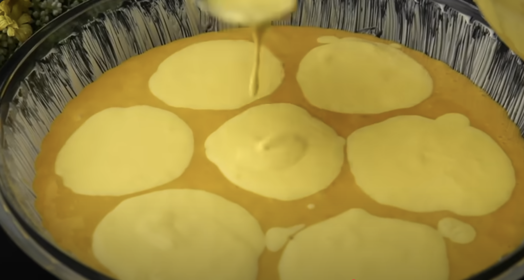 Lehoučký jogurtový koláč s krémovou náplní, borůvkami a drobenkou – recept krok za krokem