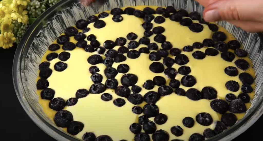 Lehoučký jogurtový koláč s krémovou náplní, borůvkami a drobenkou – recept krok za krokem