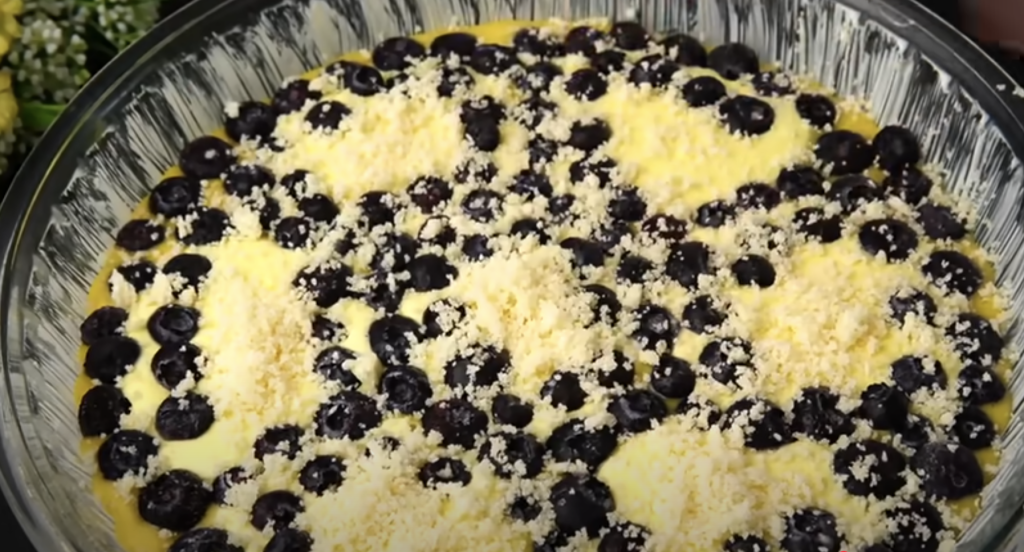 Lehoučký jogurtový koláč s krémovou náplní, borůvkami a drobenkou – recept krok za krokem