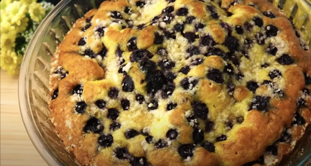 Lehoučký jogurtový koláč s krémovou náplní, borůvkami a drobenkou – recept krok za krokem