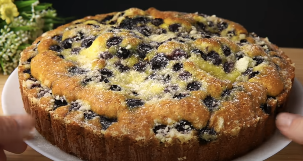 Lehoučký jogurtový koláč s krémovou náplní, borůvkami a drobenkou – recept krok za krokem