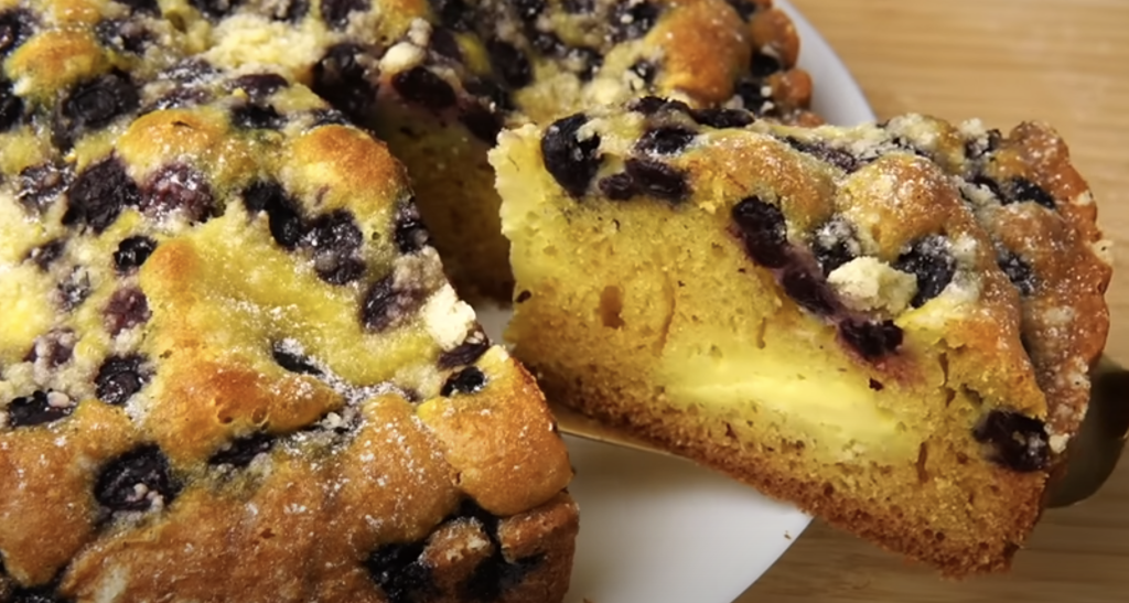 Lehoučký jogurtový koláč s krémovou náplní, borůvkami a drobenkou – recept krok za krokem