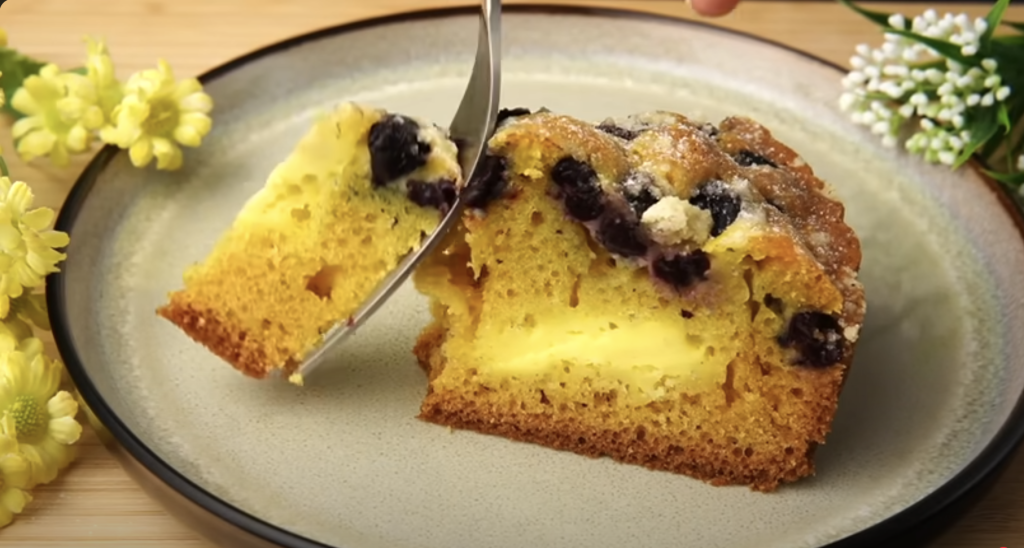 Lehoučký jogurtový koláč s krémovou náplní, borůvkami a drobenkou – recept krok za krokem