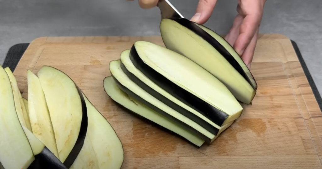 Slaný koláč z lilků a sýra ve filo těstě: Křupavá delikatesa s vůní Středomoří