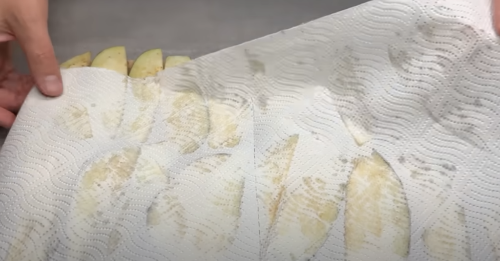 Slaný koláč z lilků a sýra ve filo těstě: Křupavá delikatesa s vůní Středomoří