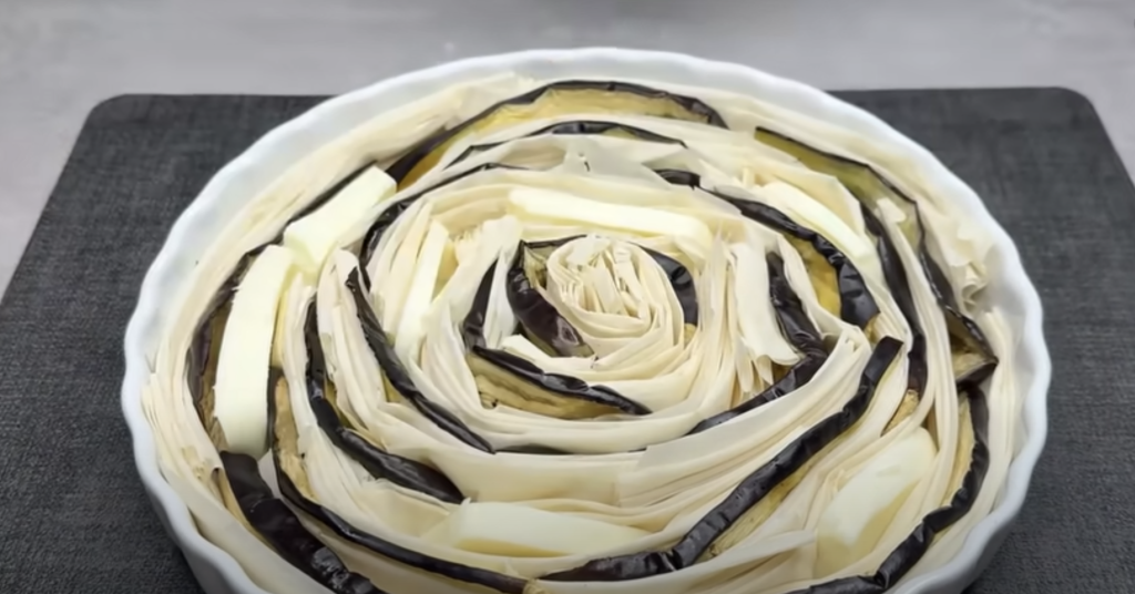 Slaný koláč z lilků a sýra ve filo těstě: Křupavá delikatesa s vůní Středomoří