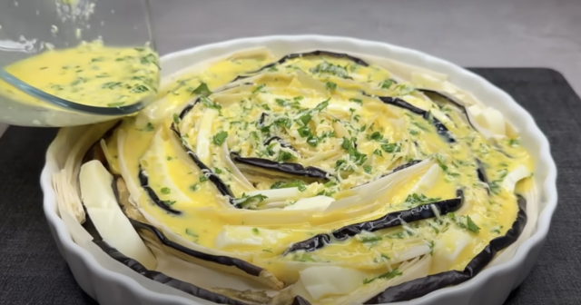 Slaný koláč z lilků a sýra ve filo těstě: Křupavá delikatesa s vůní Středomoří