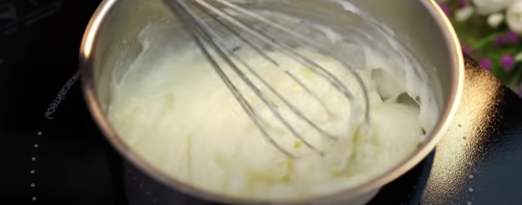 Citronové muffiny se zakysanou smetanou a jemným krémem – svěží letní dezert do košíčku