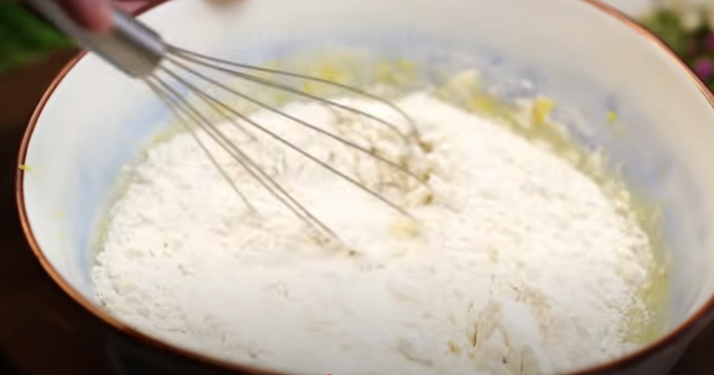 Citronové muffiny se zakysanou smetanou a jemným krémem – svěží letní dezert do košíčku