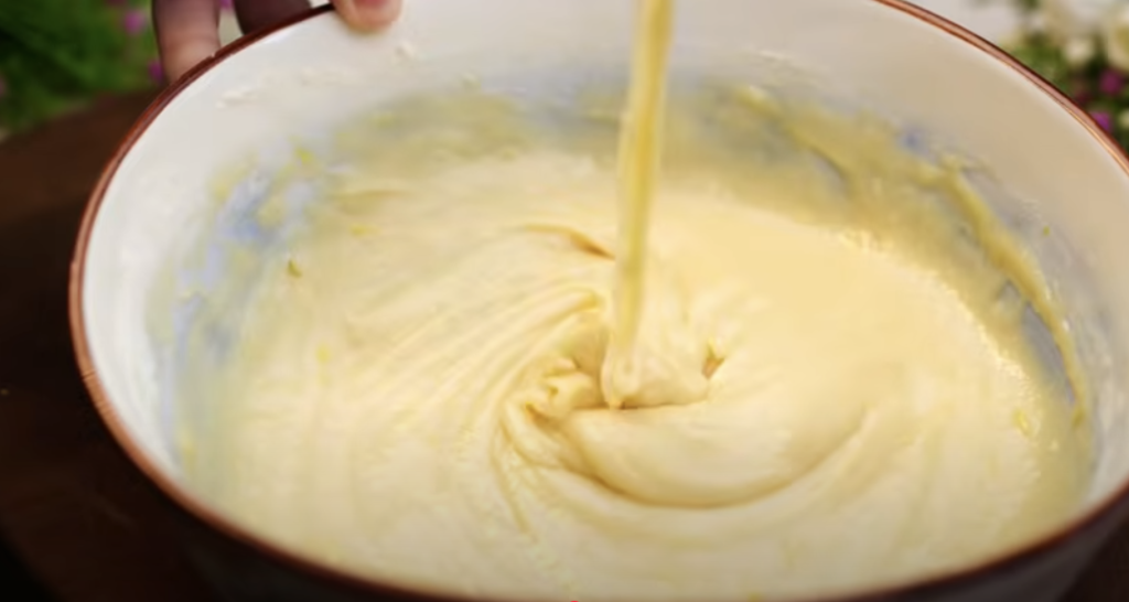 Citronové muffiny se zakysanou smetanou a jemným krémem – svěží letní dezert do košíčku