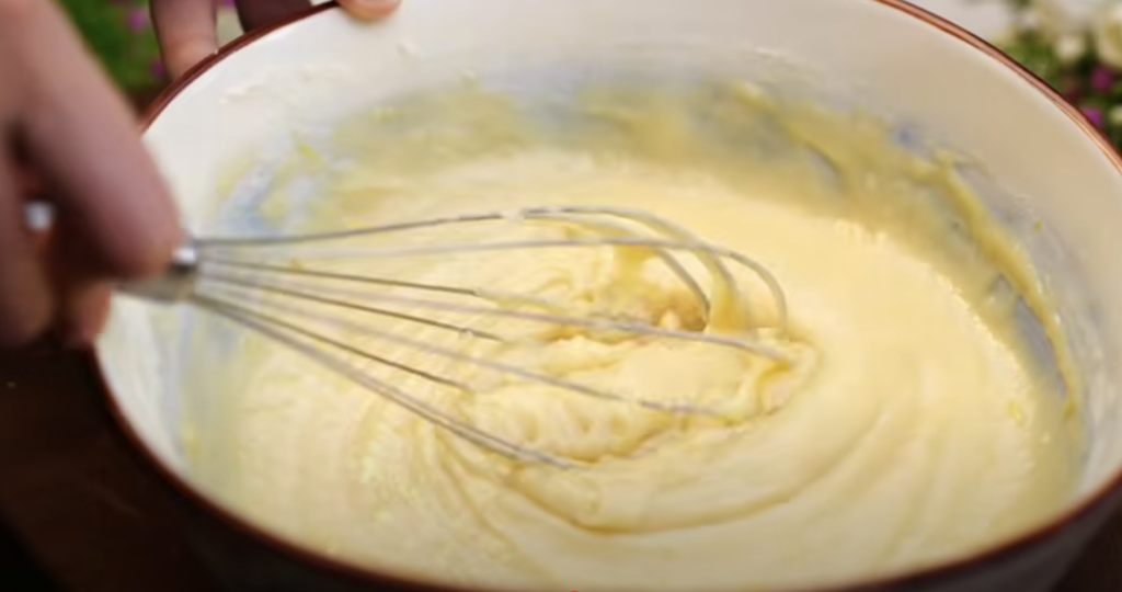 Citronové muffiny se zakysanou smetanou a jemným krémem – svěží letní dezert do košíčku