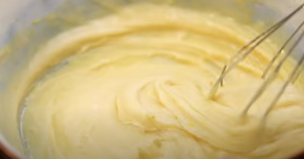 Citronové muffiny se zakysanou smetanou a jemným krémem – svěží letní dezert do košíčku