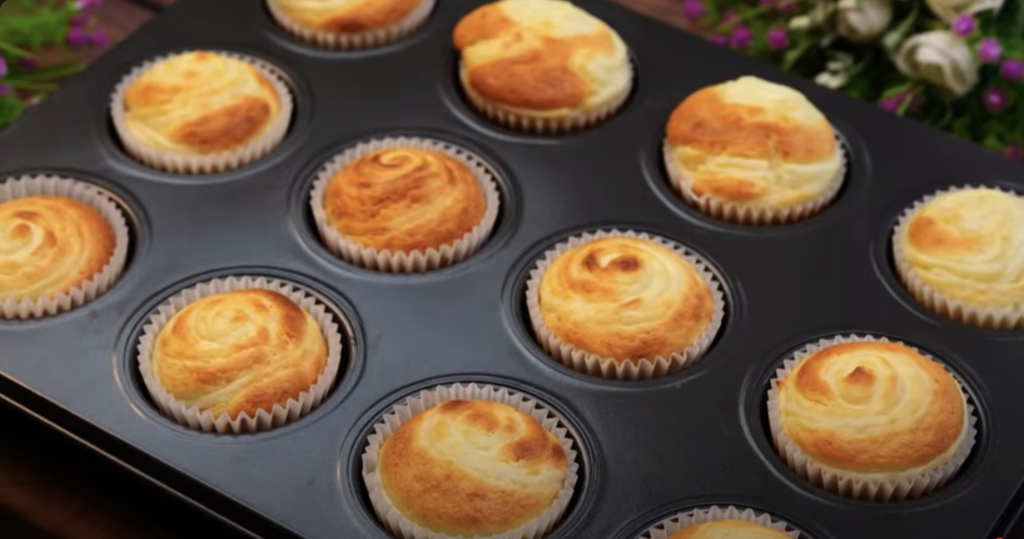 Citronové muffiny se zakysanou smetanou a jemným krémem – svěží letní dezert do košíčku