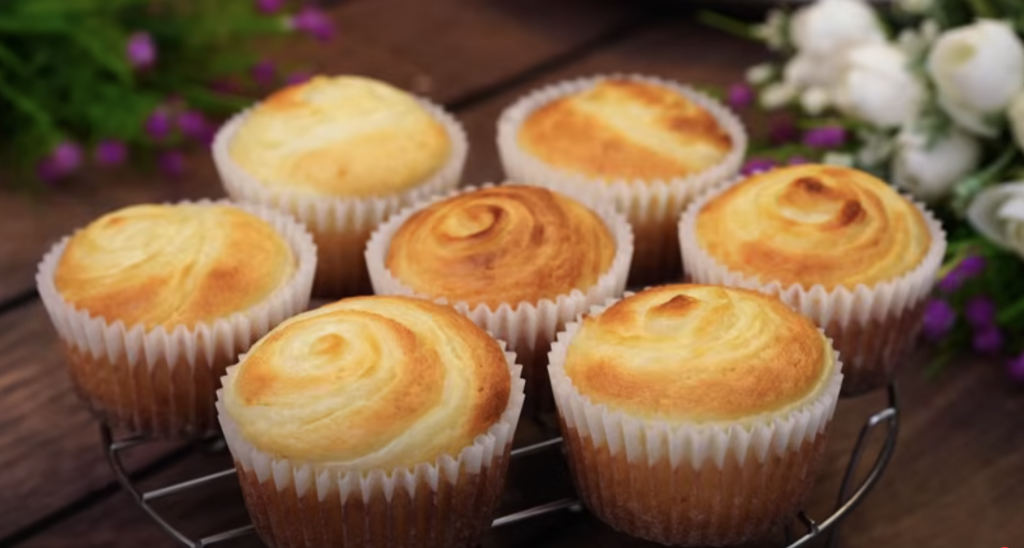 Citronové muffiny se zakysanou smetanou a jemným krémem – svěží letní dezert do košíčku