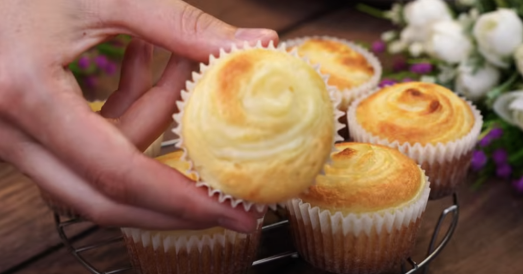 Citronové muffiny se zakysanou smetanou a jemným krémem – svěží letní dezert do košíčku