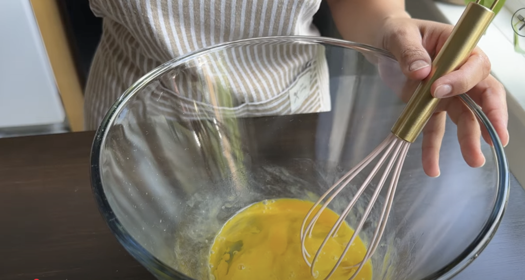 Čokoládový dort z hrnce s krémem a polevou – nadýchaný dezert z trouby krok za krokem