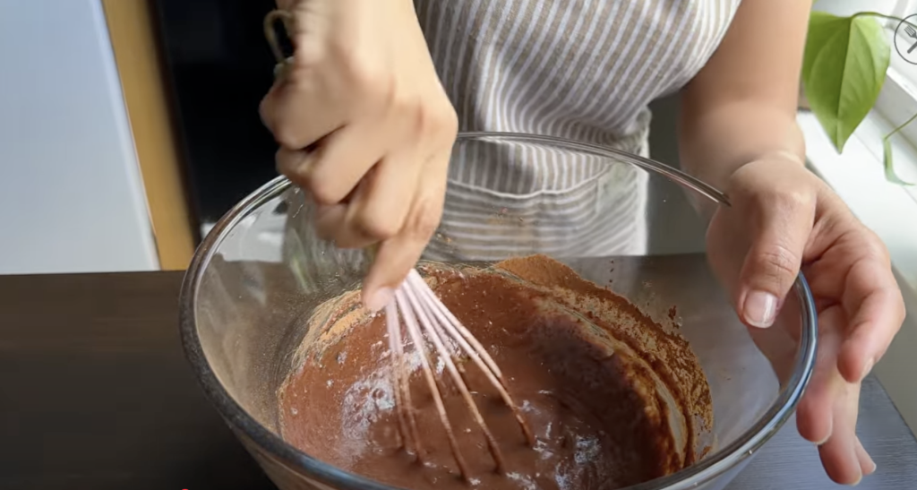 Čokoládový dort z hrnce s krémem a polevou – nadýchaný dezert z trouby krok za krokem