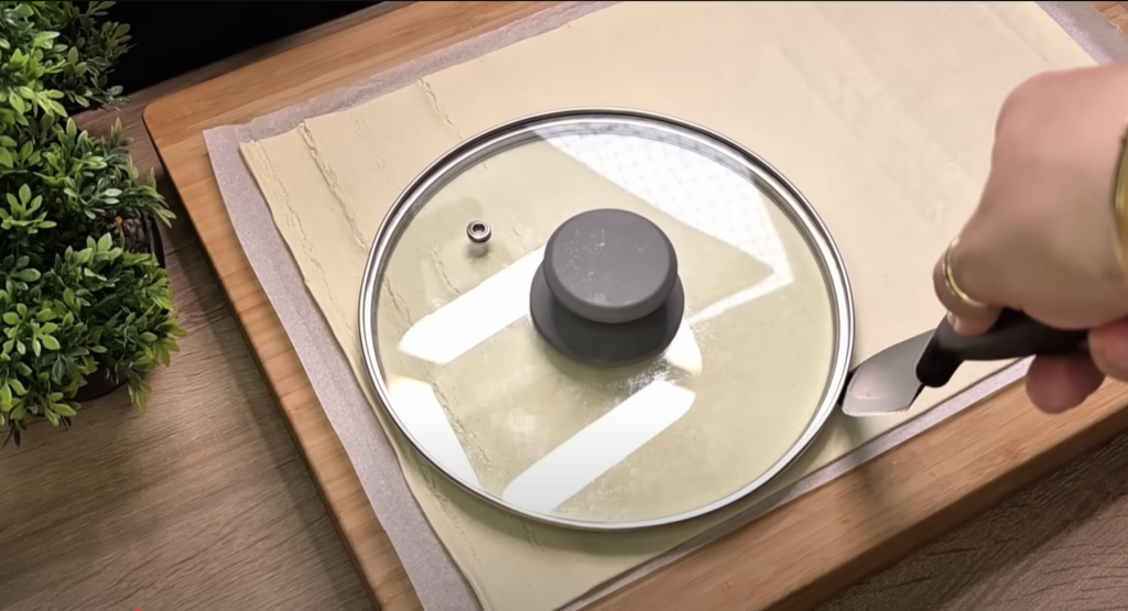 Listový tvarohový koláč s višněmi a mandlovými lupínky - lahodná klasika s křupavým těstem